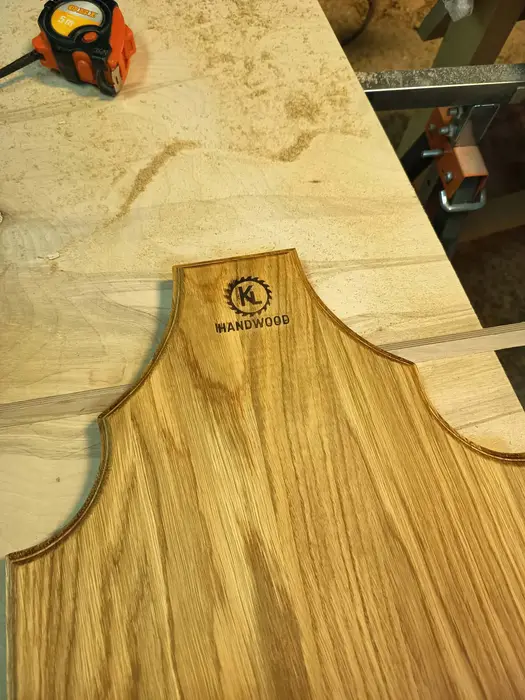 Servirna deska z gravuro HANDWOOD