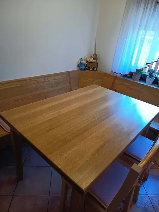 Jedilna miza in lesena stenska klop